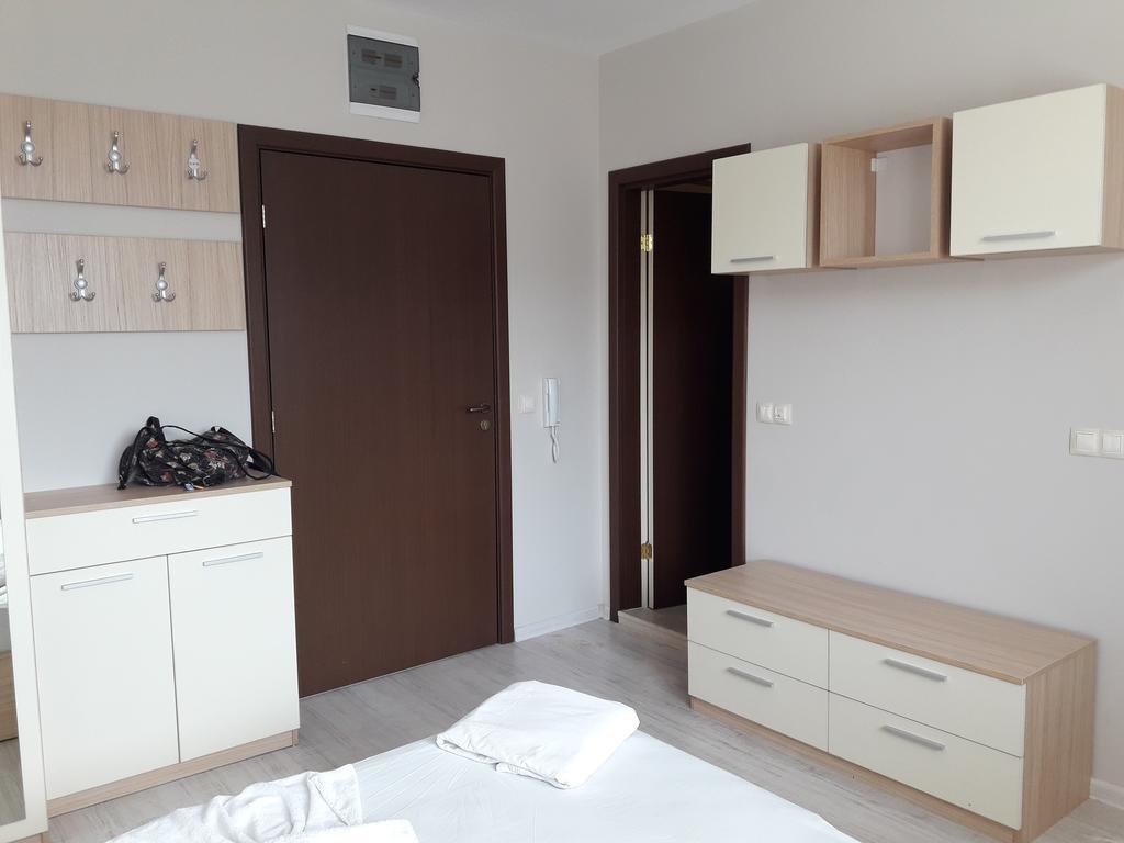 Stella Udacha Apartments & Studios Pantai Sunny Bagian luar foto